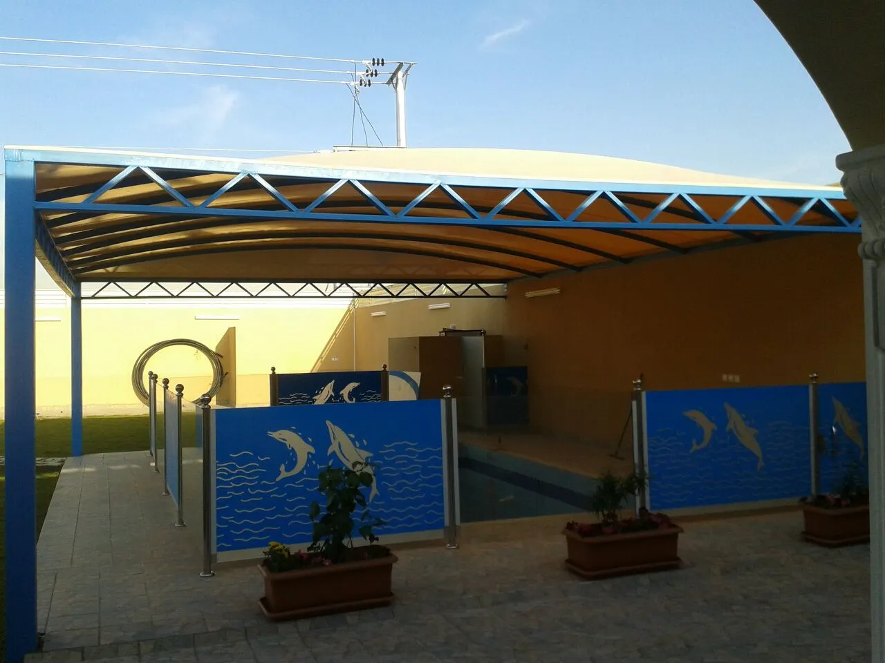 مظلات مسابح وخزانات