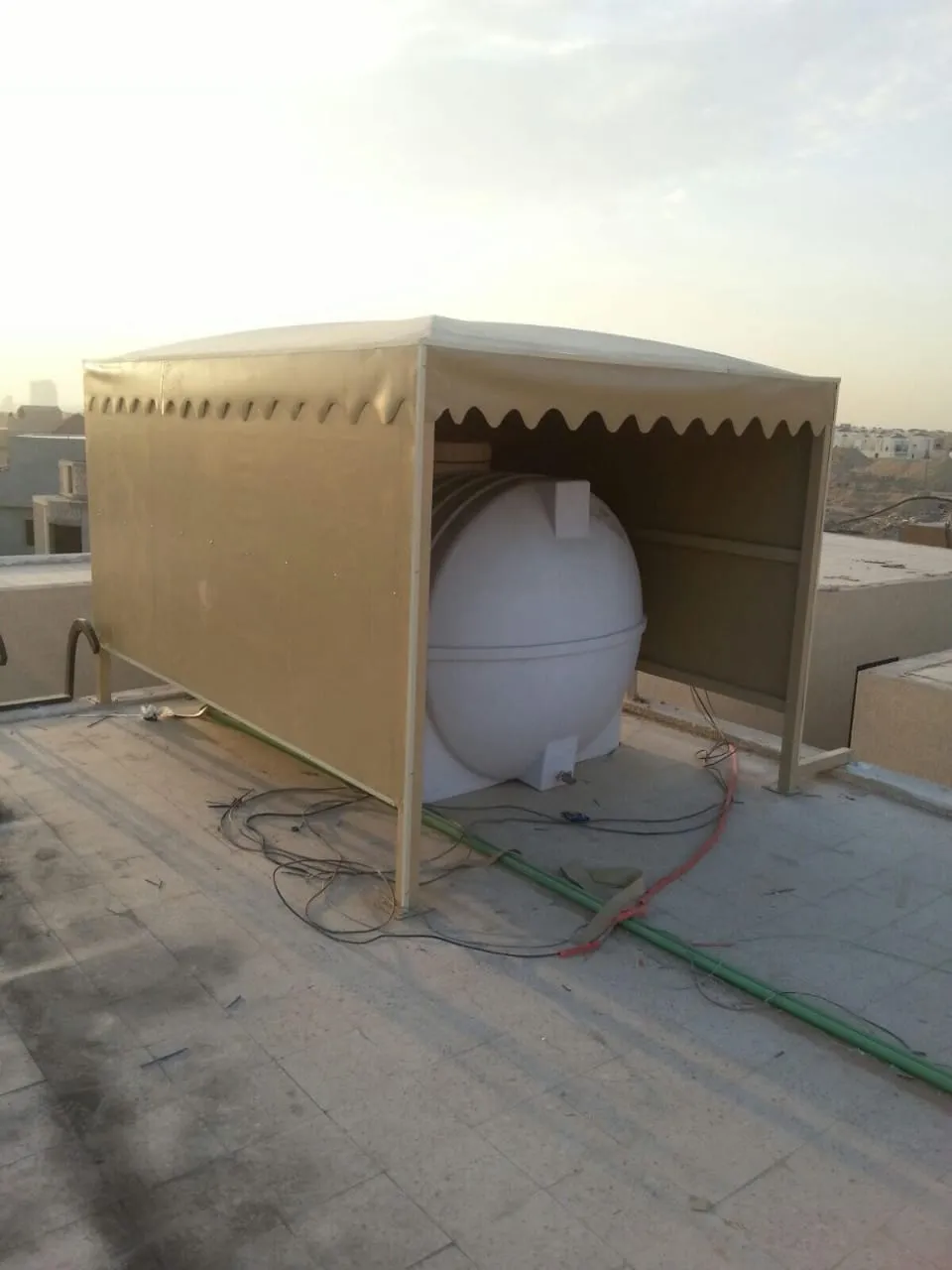 مظلات مسابح وخزانات