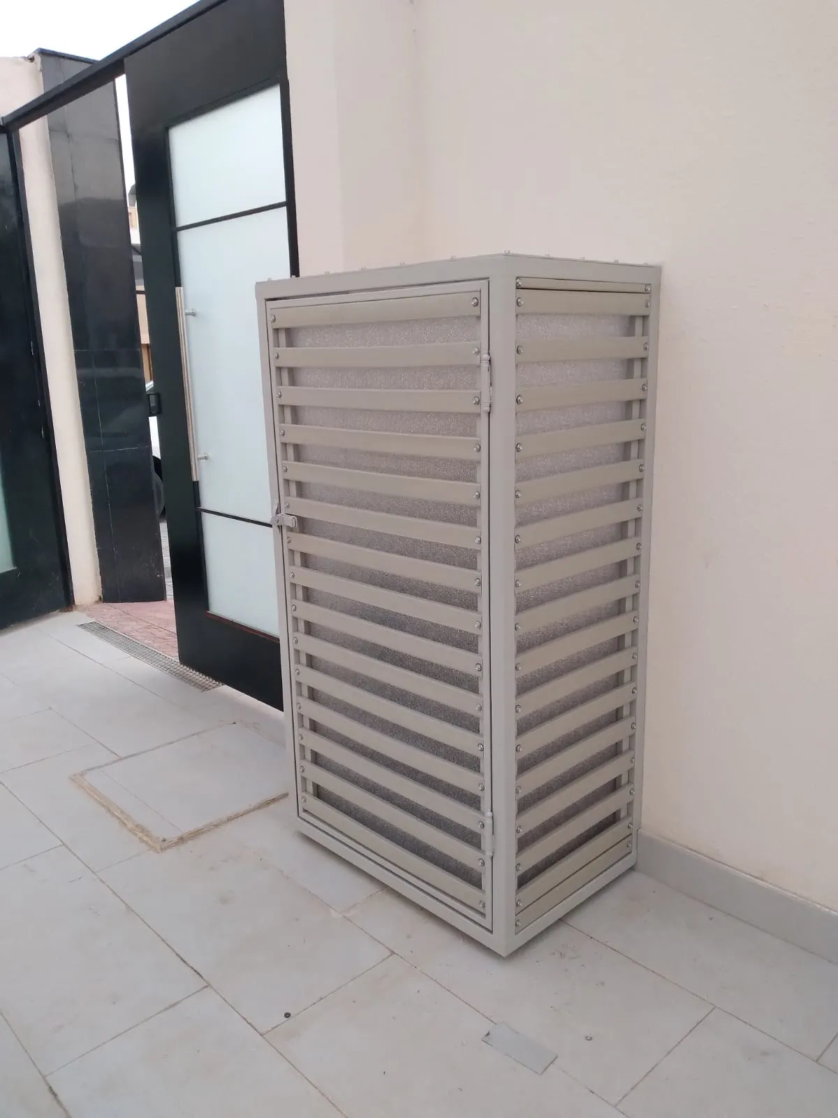 مظلات مسابح وخزانات