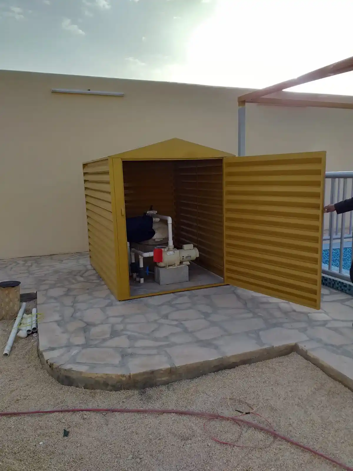 مظلات مسابح وخزانات