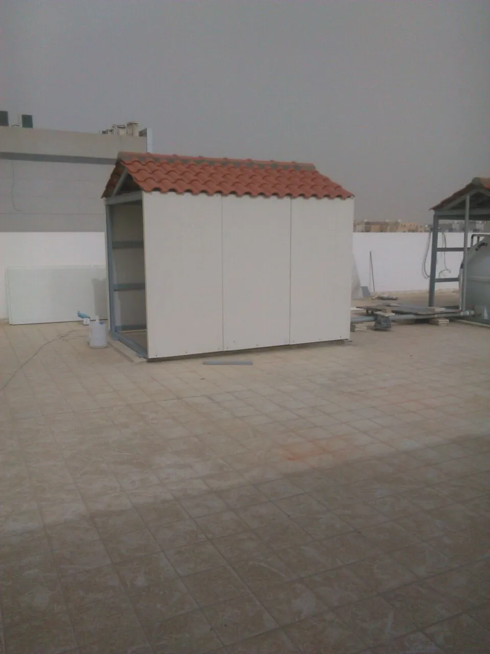 مظلات مسابح وخزانات