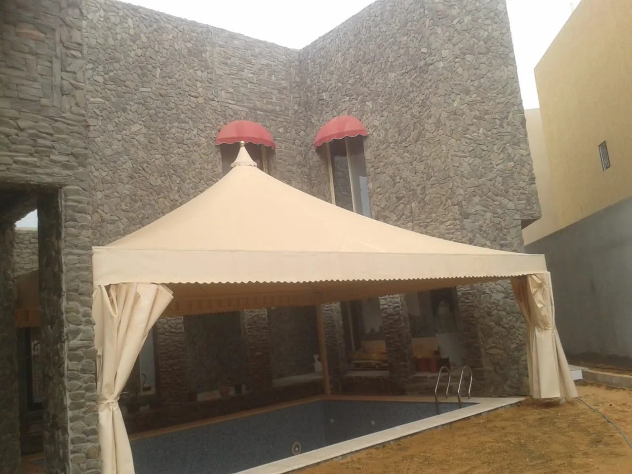 مظلات مسابح وخزانات