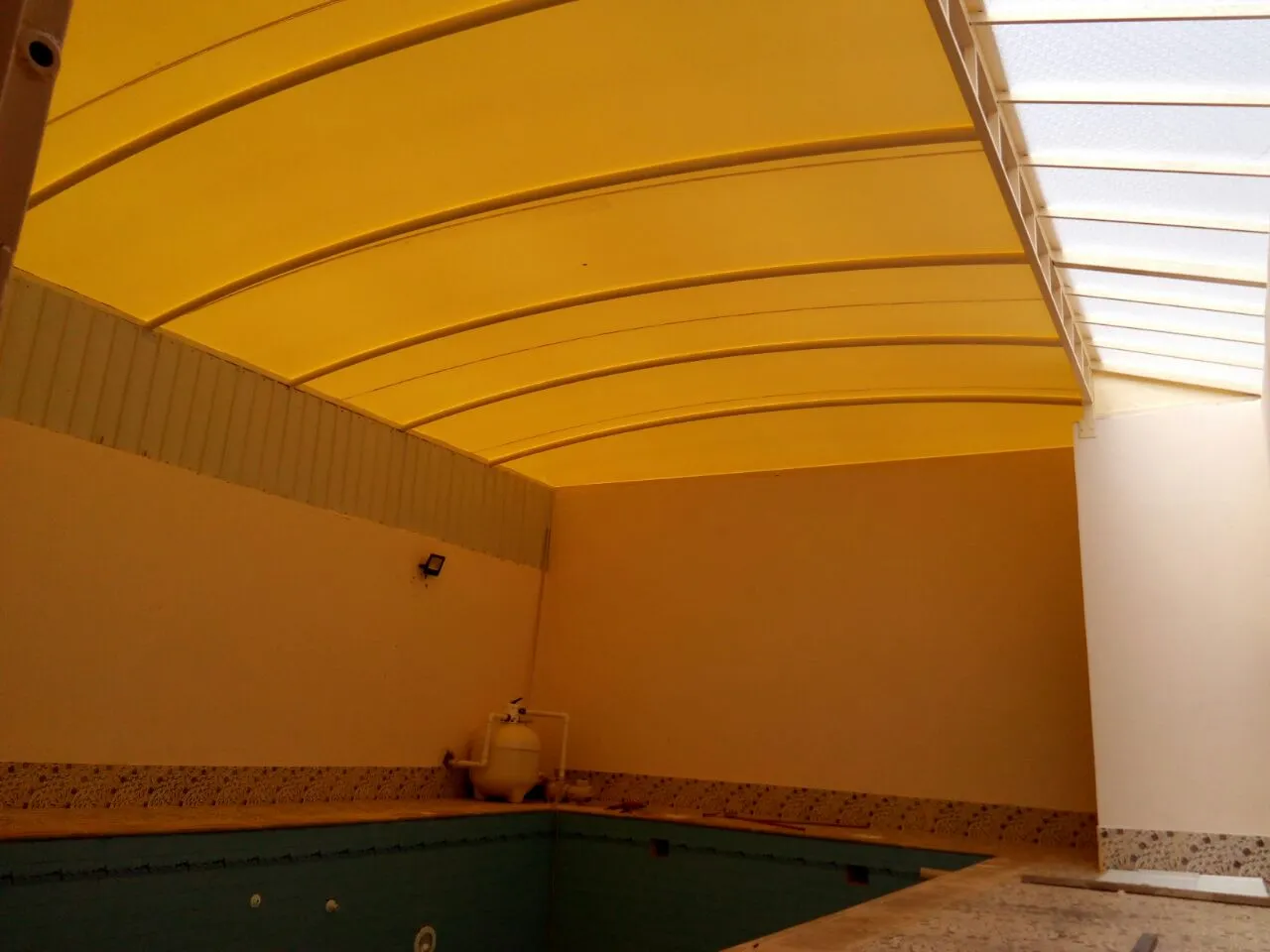 مظلات مسابح وخزانات