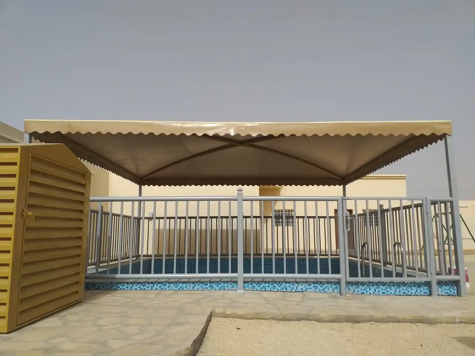 مظلات مسابح وخزانات